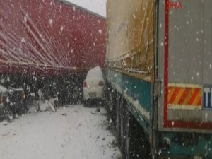 TEM KAZALARINDA 1 ÖLÜ ÇOK SAYIDA YARALI YOL KAPALI