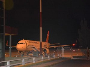 ÜNLÜLERİN UÇAĞI HAVADA KALDI