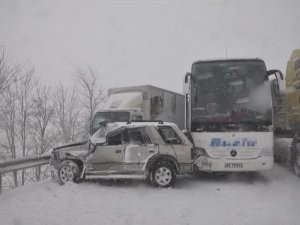 OTOYOLDA 18 ARAÇ BİRBİRİNE GİRDİ 30 YARALI