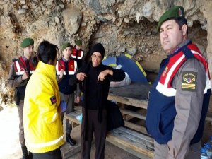 İNSANLARA KIZIP MAĞARADA YAŞAMAYA BAŞLADI