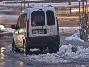 TAKSİM'DE ŞÜPHELİ PAKET PANİĞİ