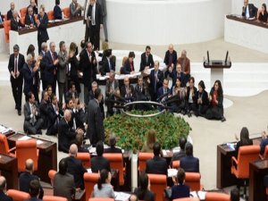 MECLİSTE SLOGANLAR EŞLİĞİNDE 11 MADDE GEÇTİ