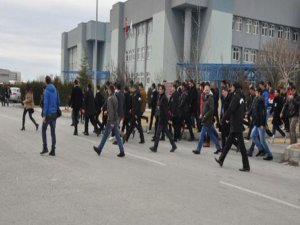 ÜNİVERSİTELER KARIŞTI BİRİ TATİL EDİLDİ DİĞERİNDE 2 YARALI