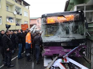 İSTANBULDA HALK OTOBÜSÜ DEHŞETİ 2 ÖLÜ 8 YARALI