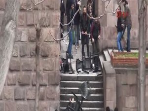 ÜNİVERSİTEDE SİLAH KULLANILDI YARALILAR VAR