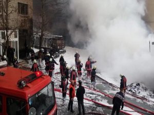 İKİTELLİ'DE TANKER PATLADI 2 YARALI