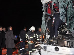 OTOBÜS KAMYON ÇARPIŞTI 2 ÖLÜ 13 YARALI