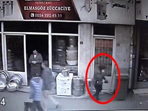 DOLANDIRICIYA ALTIN DOLU POŞETİ BÖYLE KAPTIRDI