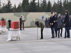 ŞEHİT PİLOTLARIN CENAZE TÖRENİNDE DUYGUSAL ANLAR