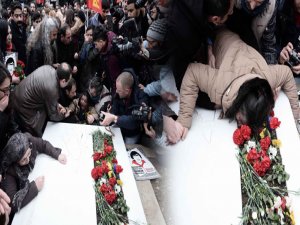 BERKİNİN ANNESİ MEZARLIKTA DAYANAMADI