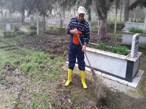 ERDOĞAN'IN KASASINI YAZDI ŞİMDİ MEZARLIK TEMİZLİYOR