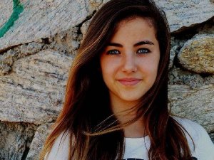 15 YAŞINDA GENÇ KIZ KENDİSİNİ TRENİN ÖNÜNE ATTI