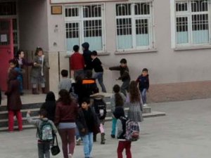 DİN DERSİ ÖĞRETMENİNDEN KIZ ÖĞRENCİLERE ŞOK SÖZLER