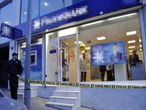 MOTOSİKLETLİ TEK BAŞINA BANKA SOYDU