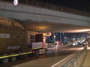 TIR YÜZÜNDEN TEM KARIŞTI TRAFİĞE KAPANDI