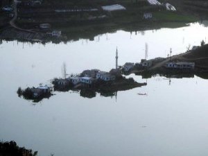 BARAJ KAPAKLARI AÇILDI 3 MAHALLE SULAR ALTINDA