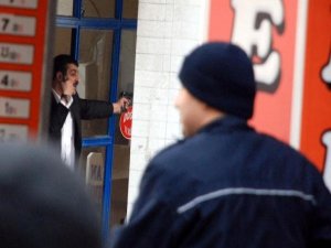 TABANCANIN BİRİNİ BAŞINA DAYADI, DİĞERİNİ POLİSE DOĞRULTTU