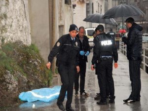 ABLASI ÖLÜNCE ODA ENİŞTESİNİ ÖLDÜRDÜ