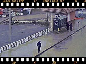 KALDIRIMA ÇIKAN ARAÇ 2 KIZ KARDEŞİ BÖYLE ALTINA ALDI