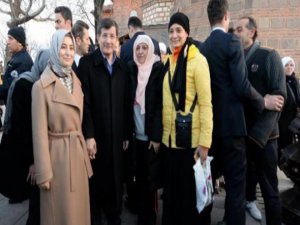 BAŞBAKAN'IN KAMERALAR EŞLİĞİNDE SABAH İBADETİ