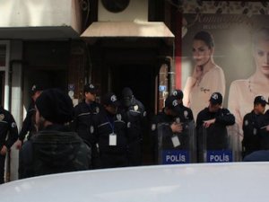 ERDOĞAN'IN YOLUNA ASILAN"HIRSIZ" AFİŞİNE 8 GÖZALTI