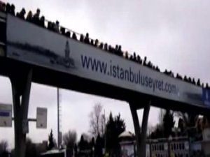 İSTANBUL'DA ÜST GEÇİT REZALETİ KAMERALARDA