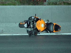 MOTOSİKLETLİNİN KORKUNÇ ÖLÜMÜ