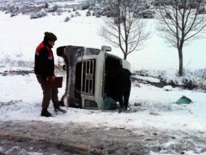 YÜZME ŞAMPİYONASINA GİDEN ÖĞRENCİLERİ TAŞIYAN MİNİBÜS DEVRİLDİ: 1 ÖLÜ, 17 YARALI
