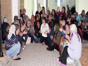 ÜNİVERSİTELİ KIZLARIN YURT PROTESTOSU SÜRÜYOR