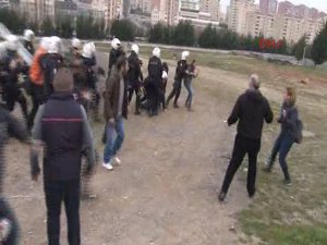 İSTANBUL POLİSİ PARKINI SAVUNAN HALKA SALDIRDI