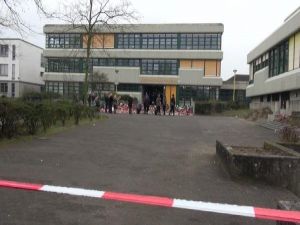 2 ÖĞRETMEN VE 16 ÖĞRENCİSİNİ KAYBEDEN OKULDA HÜZÜN HAKİM... TÜRK ÖĞRENCİLER DE OKULDA