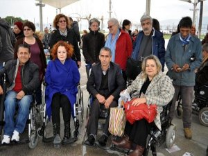 ENGELLİLER İZMİR'DE İSYAN BAŞLATTI