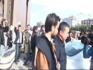 O İKİ POLİS TUTUKLANDI