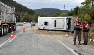 ANTALYA'DA TURİST ARACI KAZASI 1 ÖLÜ 19 YARALI
