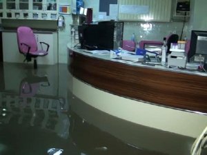 HASTANE ACİL SERVİSİNİ SEL BASTI