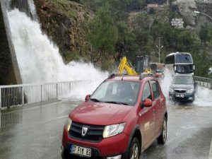 ELEKTRİK KESİLİNCE ANTALYA'YI BÖYLE SU BASTI