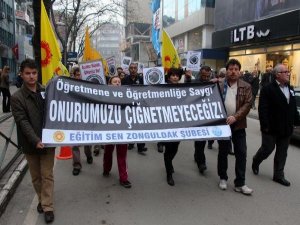 TÜRKİYE ONURLU ÖĞRETMEN İÇİN AYAKTA