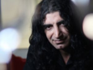 Ünlü şarkıcı hastaneye kaldırıldı!