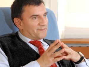 "Yere Düşen Ekmeğin Üstüne Basan İnsan"