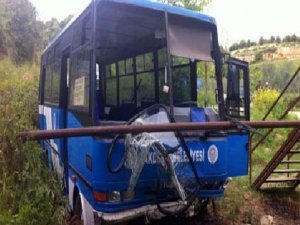 ÖĞRENCİ OTOBÜSÜ ŞARAMPOLE DEVRİLDİ 12 ÖĞRENCİ YARALI