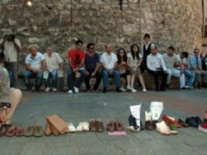 Ayakkabılarını bıraktılar