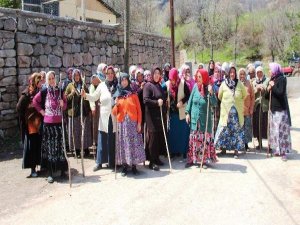 KÖYLÜLER SOPALI İSYAN BAŞLATTI