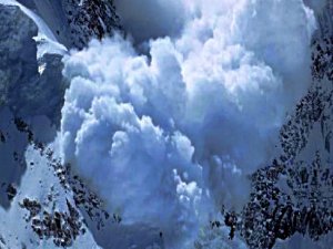 EVEREST'TE 18 DAĞCIYI YUTAN ÇIĞ DÜŞME ANI KAMERADA