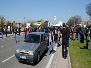 KAMYONCULAR AYAKLANDI YOL KAPATTI