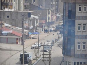 YÜKSEKOVA'DA OLAYLAR ÇIKTI ZIRHLI ARAÇ DEVRİLDİ 3 POLİS YARALI