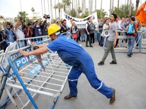 MERSİN'DE 10 BİN KİŞİ BARİKATLARI YIKTI