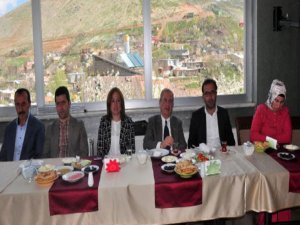 KARDEŞİNDEN AKP ADAYI İÇİN ŞOK SÖZLER