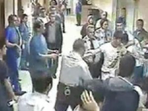 Kadın doktora hastane ortasında dayak!