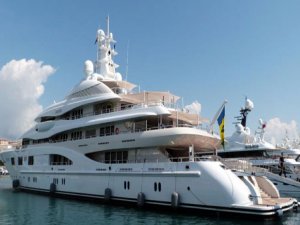 UKRAYNA'NIN EN ZENGİN ADAMI YATIYLA BODRUMDA