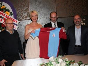 Belçikalı Fanatik Fenerli Alice Of'ta  Gelin Oldu